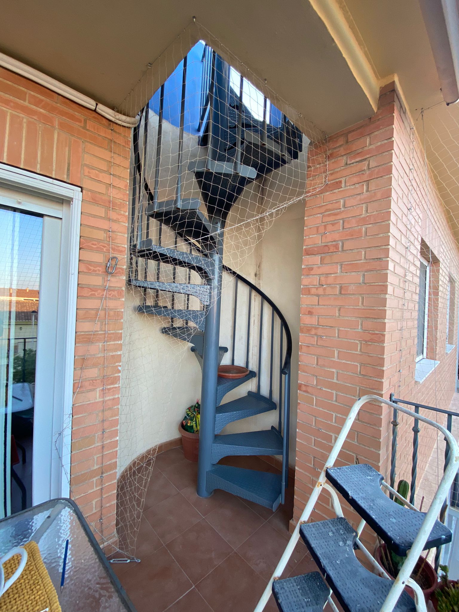 Instalación de redes de seguridad para gatos en ventanas balcón y escalera  con sistema desmontable para el acceso