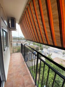 Instalación de redes estándar en un balcón para 3 gatos que viven en la vivienda 003