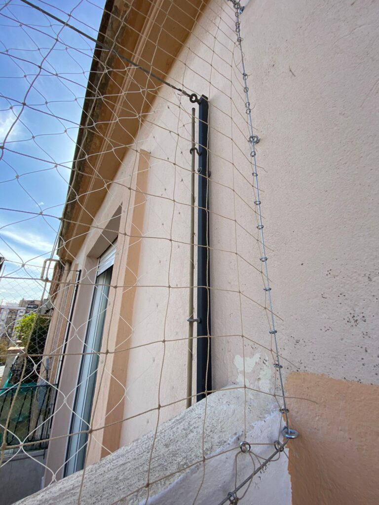 Instalación red gatos mástiles cierre completo balcón Valencia