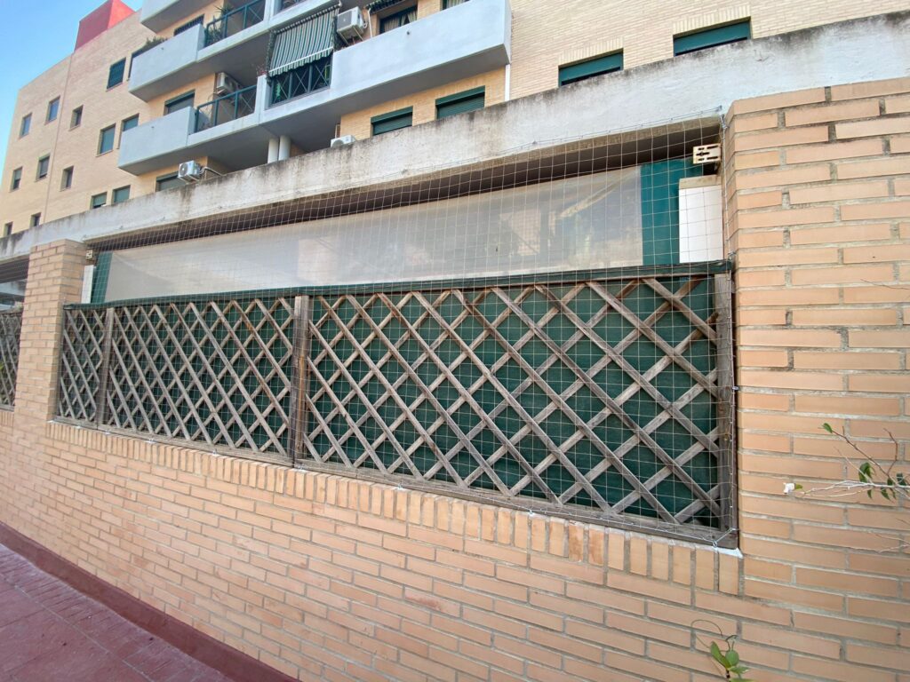 Instalación de red para gatos Cerramiento completo de laterales y techo puerta corredera Alboraya