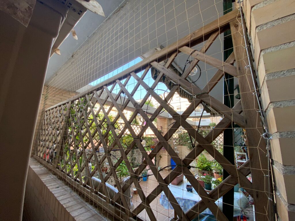 Instalación de red para gatos Cerramiento completo de laterales y techo puerta corredera Alboraya